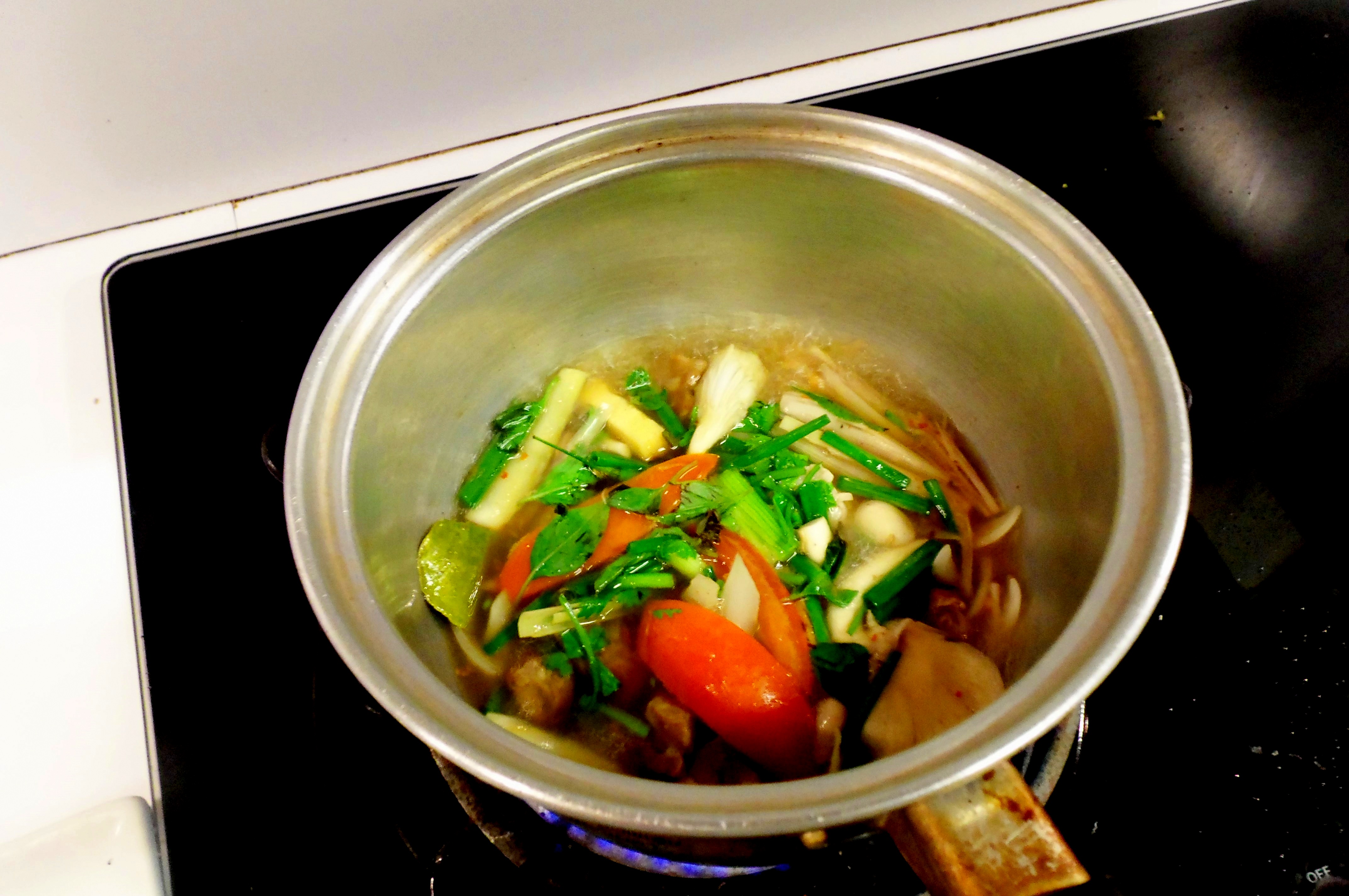 Tom Sap Kai Yaang (zuur-pittige soep met geroosterde kip)
