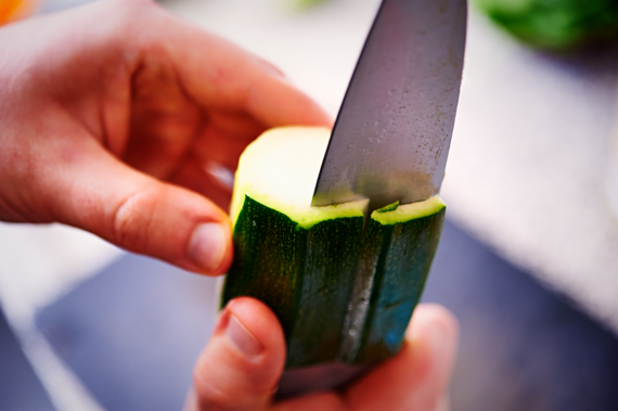 Zelf bibimbap maken |Courgette in reepjes snijden
